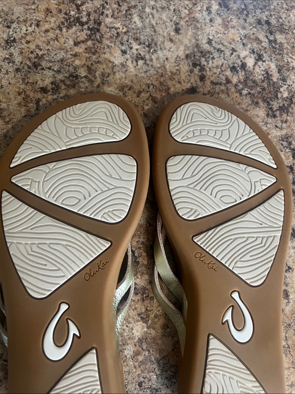 NEW OluKai Ho'opio Hui Sandals sz 9. Leather straps soft nylon toe posts, comfy! - Picture 5 of 5